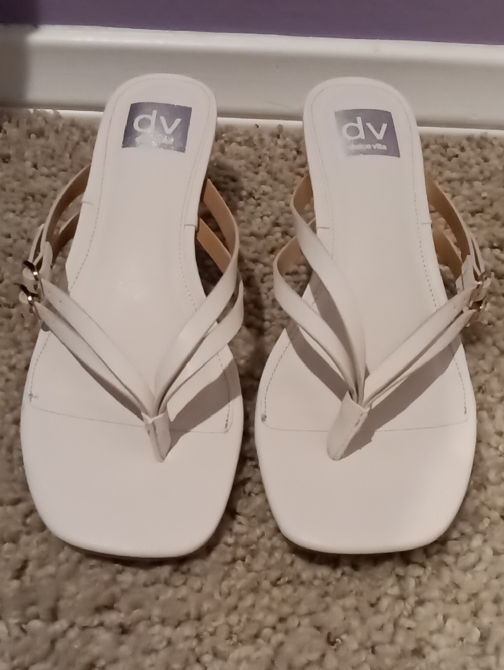 DV by Dolce Vita Cream Color Thong Sandals Kitten Heel Sz 8